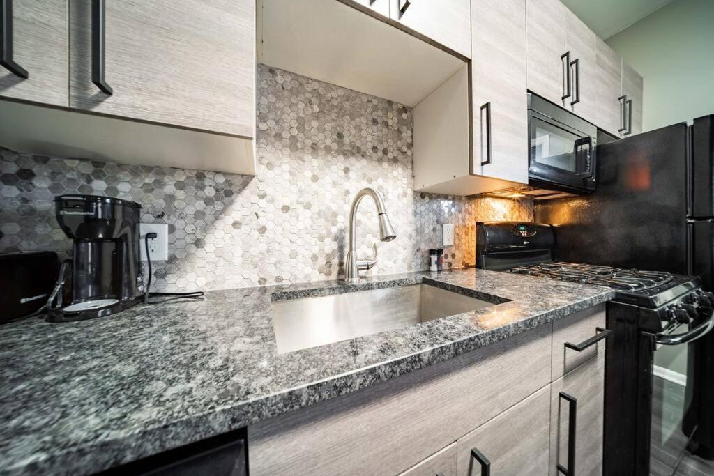Walkable Gem In Little Italy Apartment Cleveland Bagian luar foto
